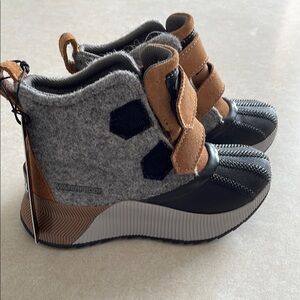 Sorel Out N About Waterproof Gray and Brown High-Top Boots with Sturdy Sole